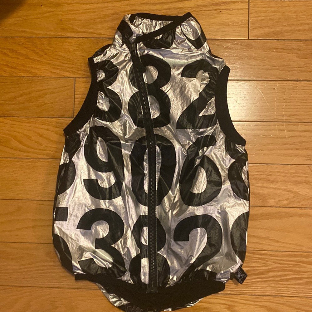 nununu Nylon Numbered Unisex Vest.Unisex size 6-7.Diagonal front zipper.Like new